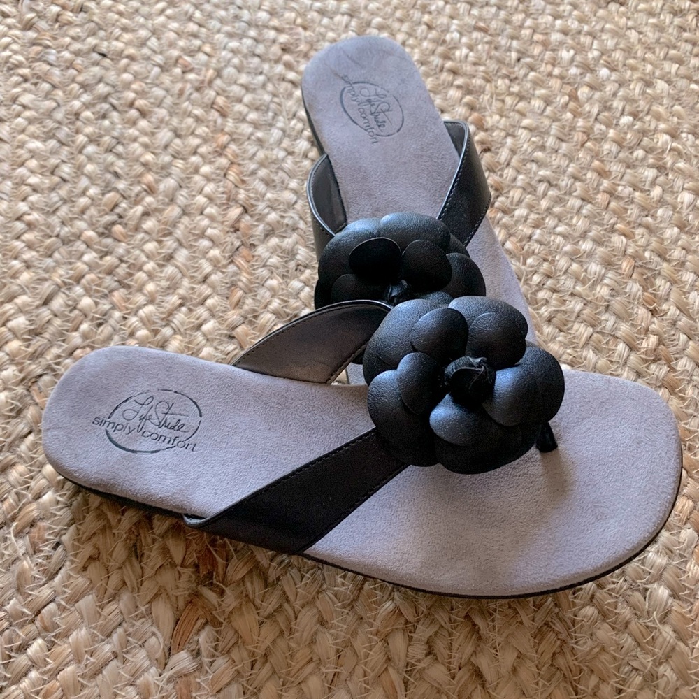 NWOT Women’s size 8 Life Stride Simply Comfort Floral Sandal